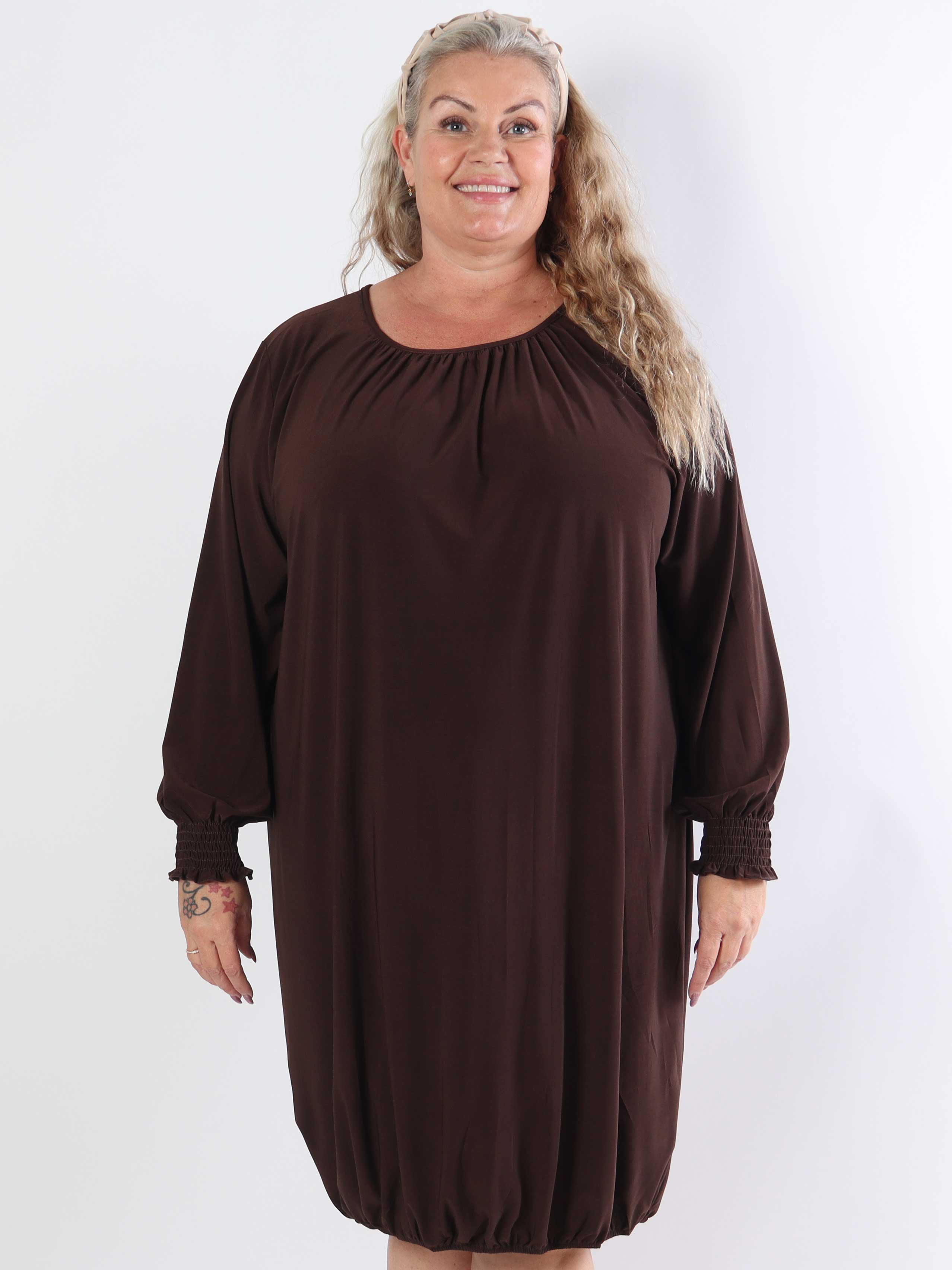 Miracle Plain Dress L/S - Elastisk plus size-klänning med långa ärmar